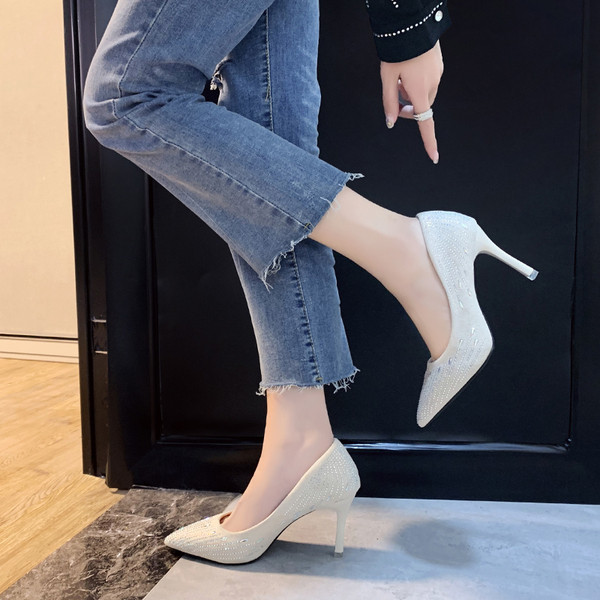 Stílusos női cipő kövek hegyes modellel