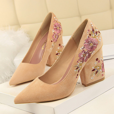 Velúr cipő vastag sarkú és hímzéssel