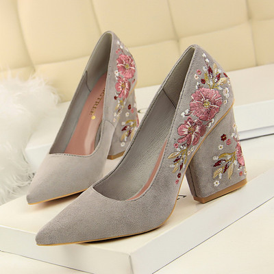 Velúr cipő vastag sarkú és hímzéssel