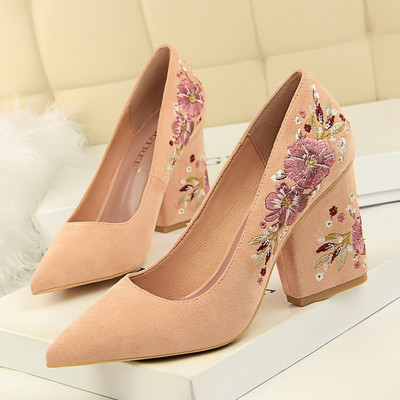 Velúr cipő vastag sarkú és hímzéssel