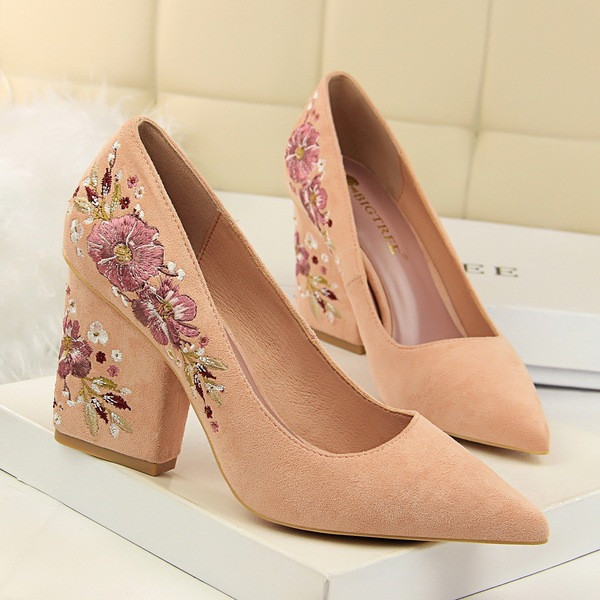 Velúr cipő vastag sarkú és hímzéssel