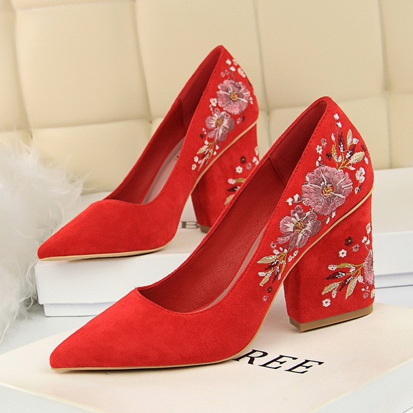 Velúr cipő vastag sarkú és hímzéssel