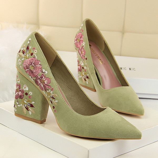 Velúr cipő vastag sarkú és hímzéssel