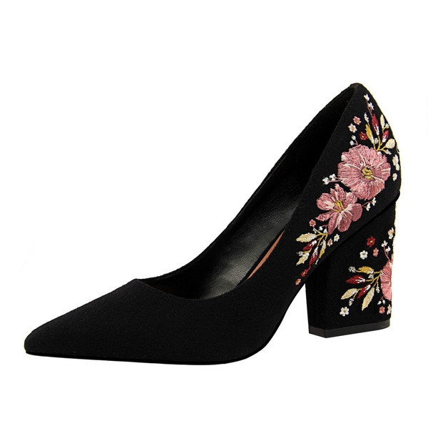 Velúr cipő vastag sarkú és hímzéssel