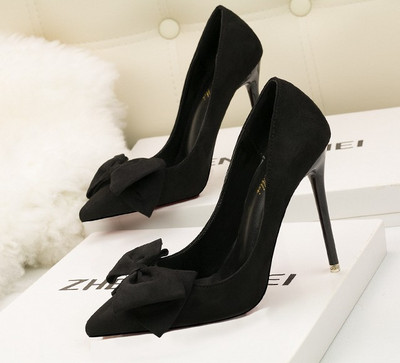 Női velúr cipő szalaggal