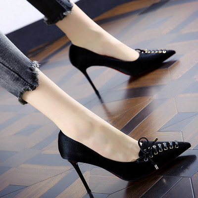 Stílusos női cipő fűzővel és magassarkúval