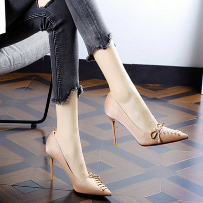 Stílusos női cipő fűzővel és magassarkúval