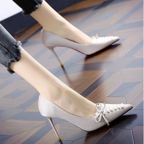 Stílusos női cipő fűzővel és magassarkúval