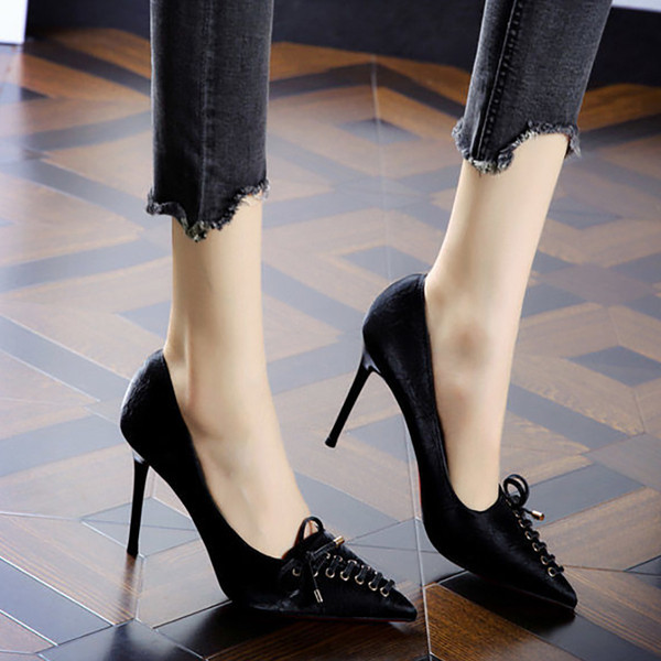 Stílusos női cipő fűzővel és magassarkúval