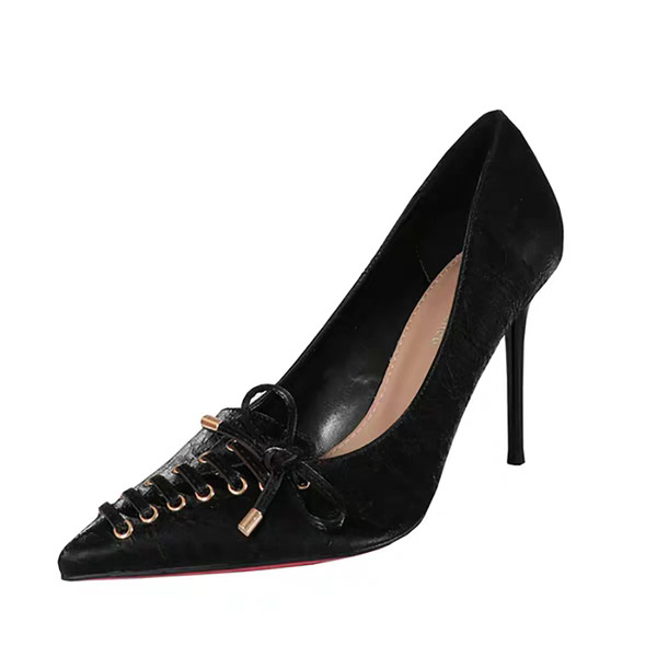 Stílusos női cipő fűzővel és magassarkúval