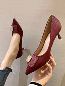 Új női cipő modell kövekkel és 6 cm-es sarokkal