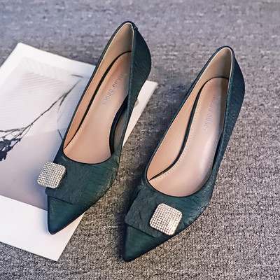 Új női cipő modell kövekkel és 6 cm-es sarokkal