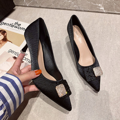 Új női cipő modell kövekkel és 6 cm-es sarokkal