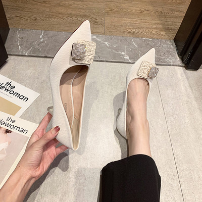 Új női cipő modell kövekkel és 6 cm-es sarokkal