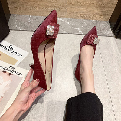 Új női cipő modell kövekkel és 6 cm-es sarokkal