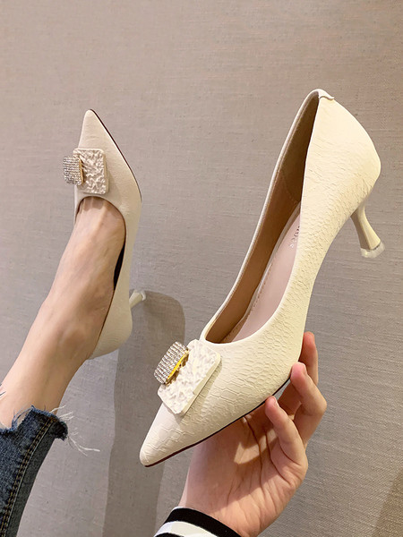 Új női cipő modell kövekkel és 6 cm-es sarokkal