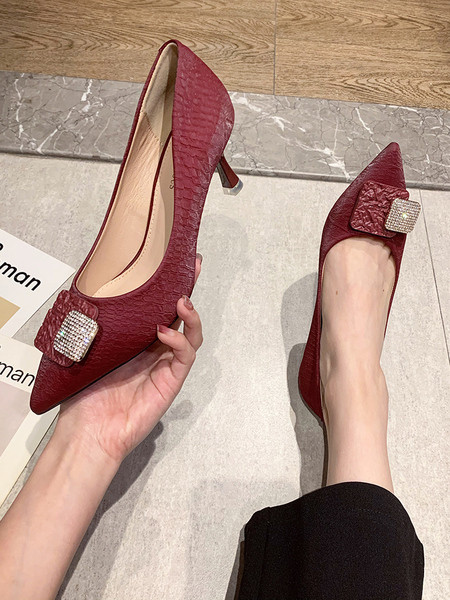 Új női cipő modell kövekkel és 6 cm-es sarokkal