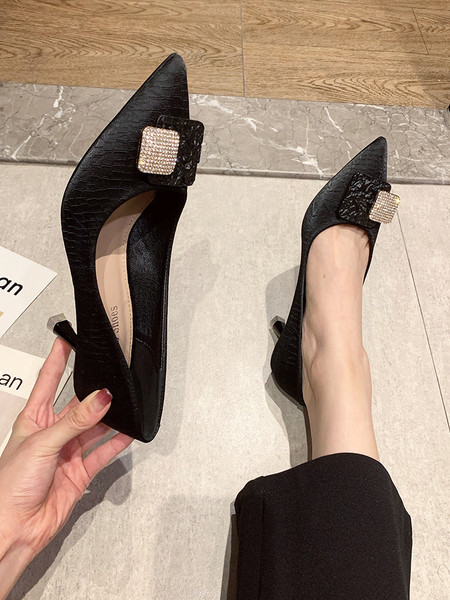 Új női cipő modell kövekkel és 6 cm-es sarokkal