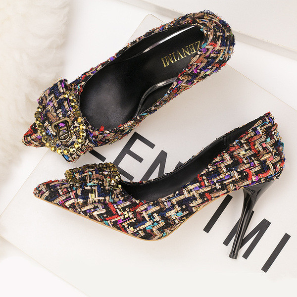 Női kockás cipő fém díszítéssel