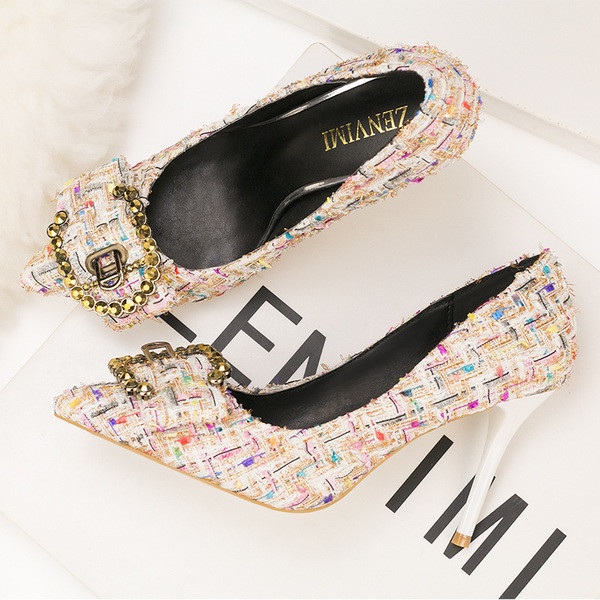 Női kockás cipő fém díszítéssel