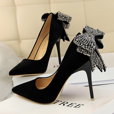 Női velúr cipő szalaggal és kövekkel