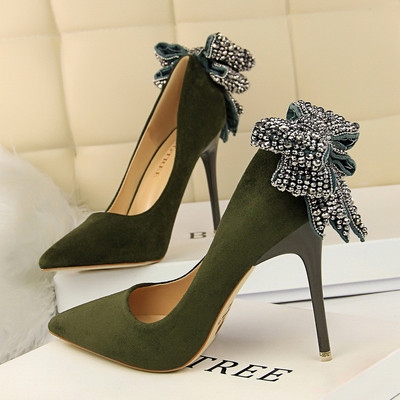 Női velúr cipő szalaggal és kövekkel