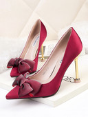 Elegáns női cipő hegyes modell magassarkúval és szalaggal