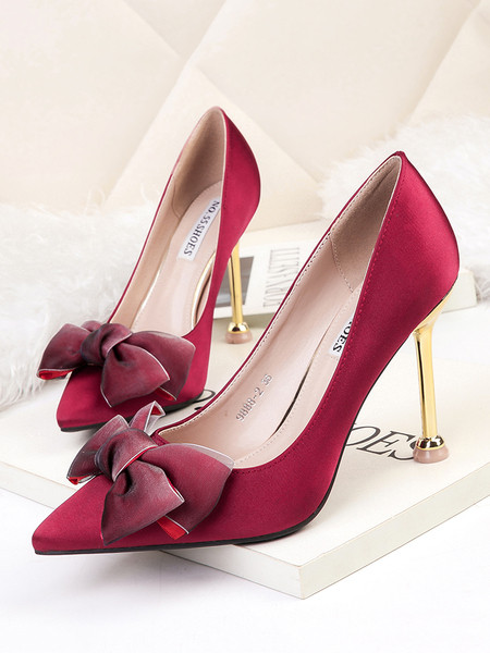 Elegáns női cipő hegyes modell magassarkúval és szalaggal