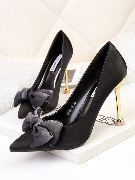 Elegáns női cipő hegyes modell magassarkúval és szalaggal