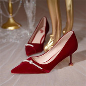 Modern női cipő hegyes modell gyöngyökkel