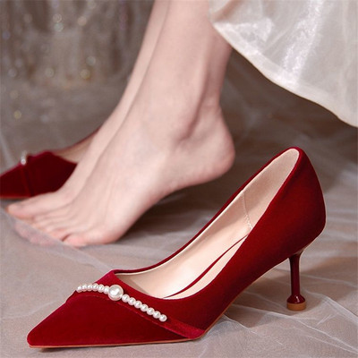 Modern női cipő hegyes modell gyöngyökkel