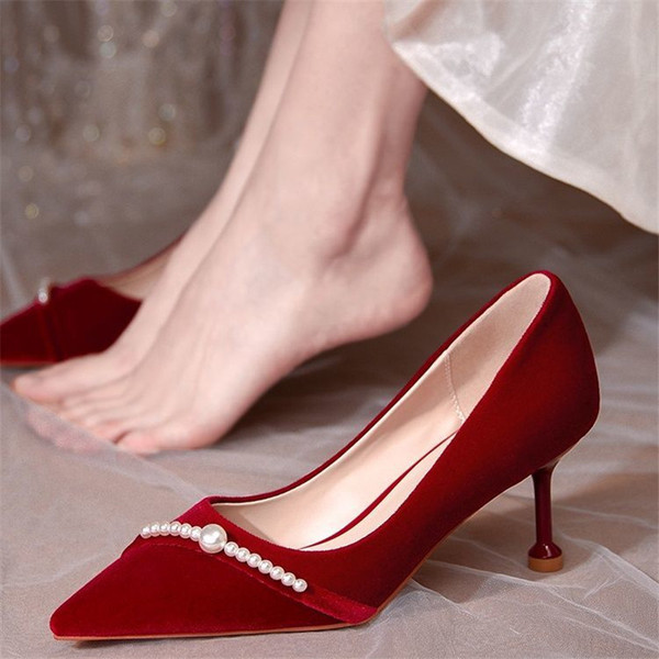 Modern női cipő hegyes modell gyöngyökkel