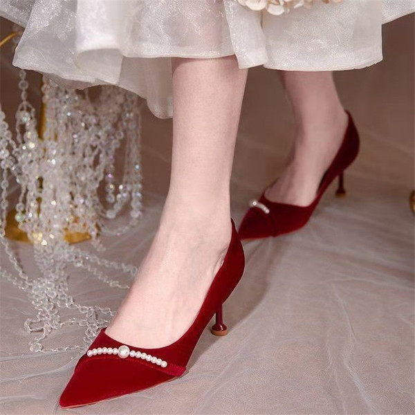 Modern női cipő hegyes modell gyöngyökkel