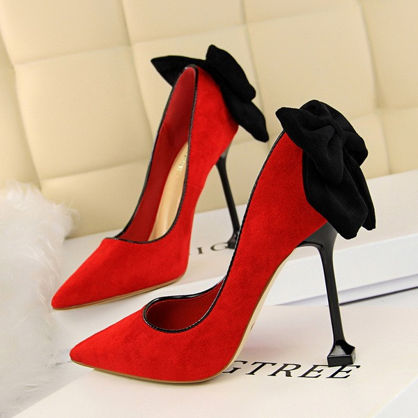 Elegáns női cipő magassarkúval és szalaggal