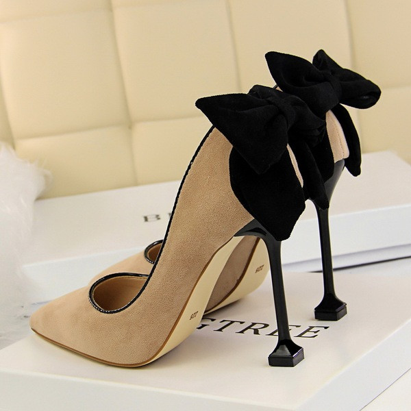Elegáns női cipő magassarkúval és szalaggal