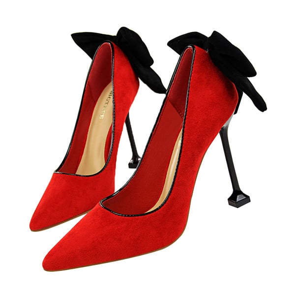 Elegáns női cipő magassarkúval és szalaggal