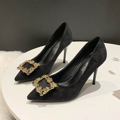 Stílusos női cipő eco velúrból, vékony sarkú fém díszítéssel