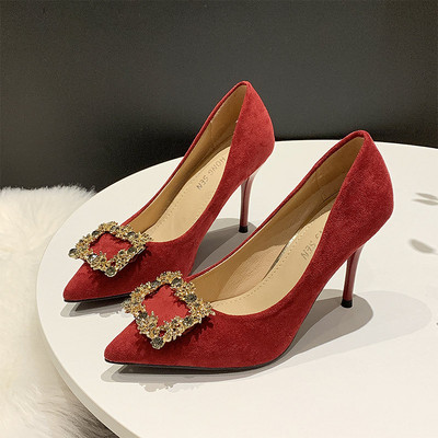 Stílusos női cipő eco velúrból, vékony sarkú fém díszítéssel