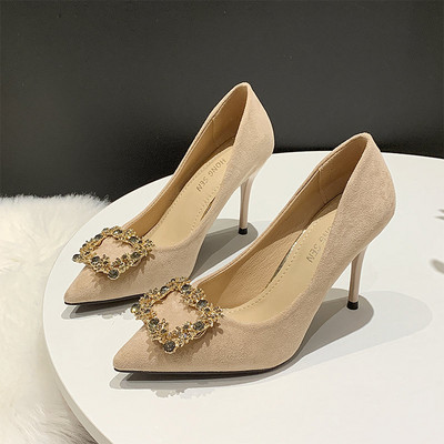 Stílusos női cipő eco velúrból, vékony sarkú fém díszítéssel