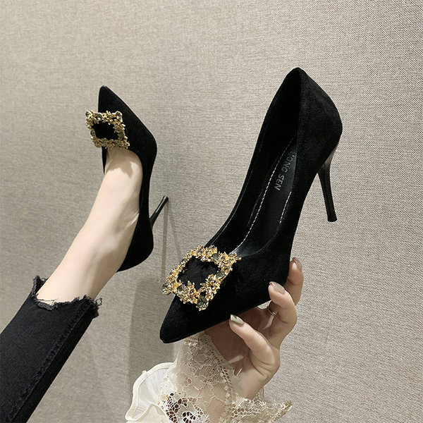 Stílusos női cipő eco velúrból, vékony sarkú fém díszítéssel