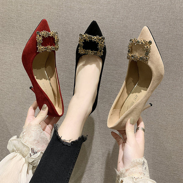 Stílusos női cipő eco velúrból, vékony sarkú fém díszítéssel