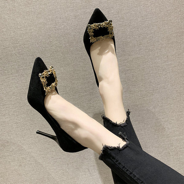 Stílusos női cipő eco velúrból, vékony sarkú fém díszítéssel