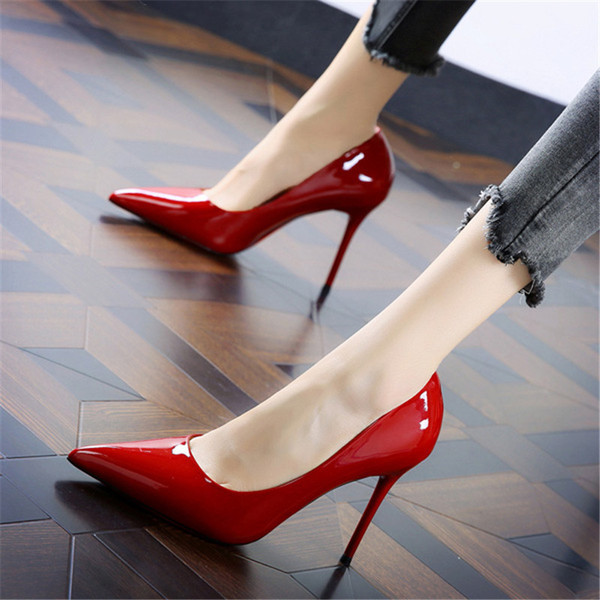 Női lakkcipő új modell magassarkúval
