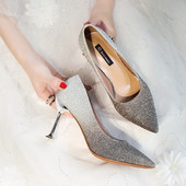 Γυναικεία μοντέρνα παπούτσια με λεπτά τακούνια και γυαλιστερό αποτέλεσμα