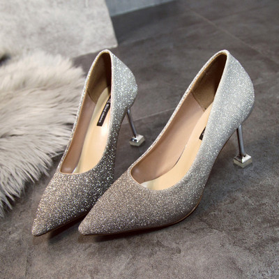 Γυναικεία μοντέρνα παπούτσια με λεπτά τακούνια και γυαλιστερό αποτέλεσμα