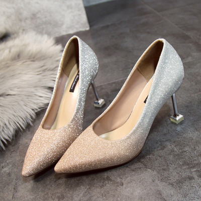 Γυναικεία μοντέρνα παπούτσια με λεπτά τακούνια και γυαλιστερό αποτέλεσμα
