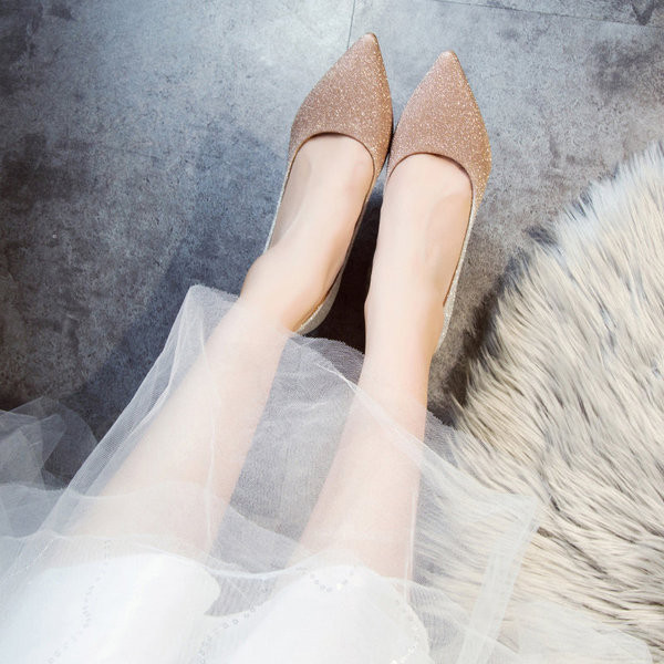 Γυναικεία μοντέρνα παπούτσια με λεπτά τακούνια και γυαλιστερό αποτέλεσμα