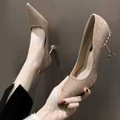 Női cipő hegyes modell kövekkel és 7 cm-es sarokkal