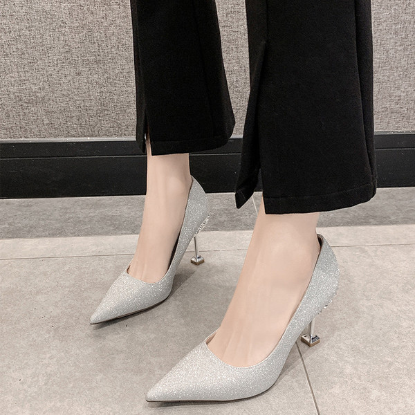 Női cipő hegyes modell kövekkel és 7 cm-es sarokkal