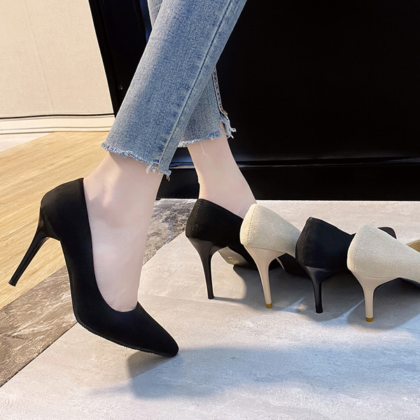 Klasszikus női cipő hegyes modell 7 cm-es sarokkal